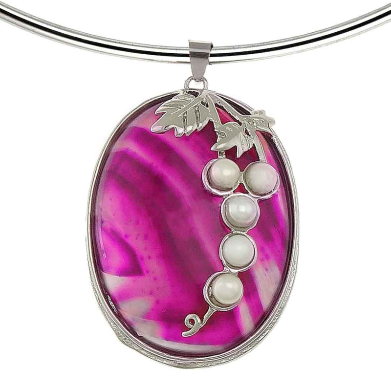 Detail van zoetwater parelketting met witte parels en roze agaat hanger aan zilveren spang | Pink Striped Agate Pearl Grape