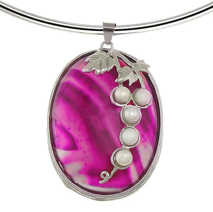 Detail van zoetwater parelketting met witte parels en roze agaat hanger aan zilveren spang | Pink Striped Agate Pearl Grape