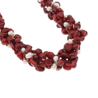 Detail van zoetwater parelketting met witte parels en rood koraal in 5 rijen | Caro