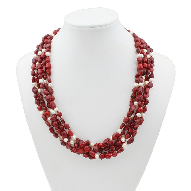 Zoetwater parelketting met witte parels en rood koraal in 5 rijen op buste | Caro