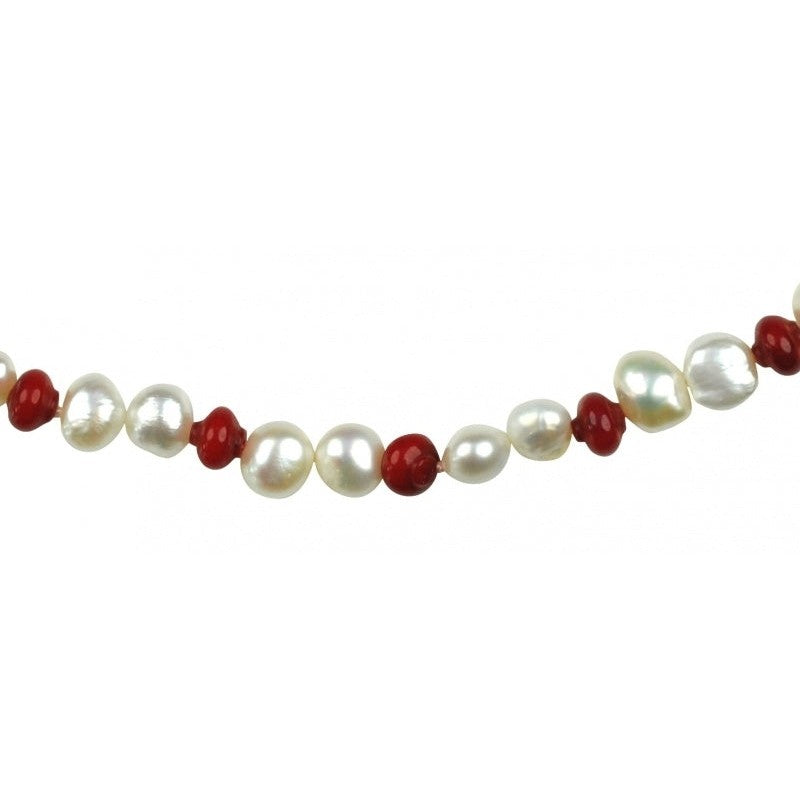 Detail van zoetwater parelketting met witte parels en rood koraal | Coral Lantem