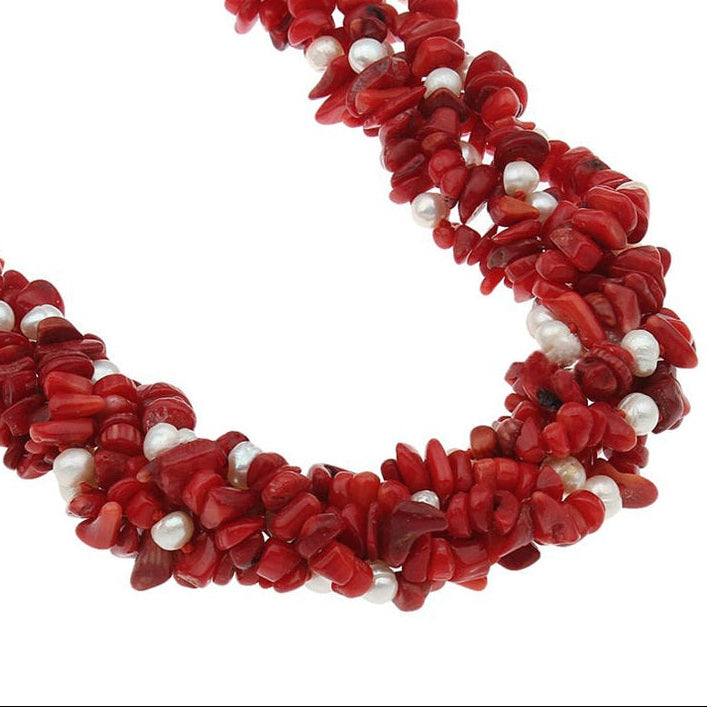 Detail van zoetwater parelketting met witte parels en rood koraal in 5 rijen | Pearl Coral