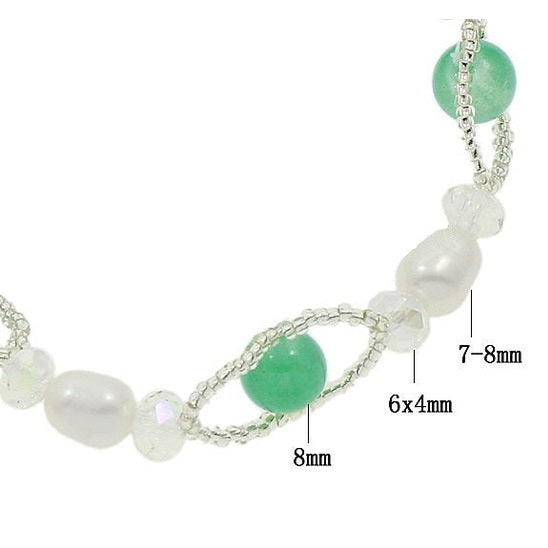 Detail van zoetwater parelketting met witte parels, groene en transparante glaskristallen met magneetslot maat indicatie | Janta