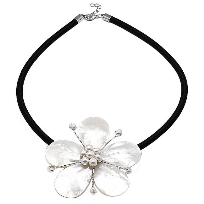 Zoetwater parelketting met witte parels en parelmoer in bloem vorm | Big Flower Pearl