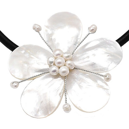 Detail van zoetwater parelketting met witte parels en parelmoer in bloem vorm | Big Flower Pearl