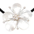 Detail van zoetwater parelketting met witte parels en parelmoer in bloem vorm | Big Flower Pearl