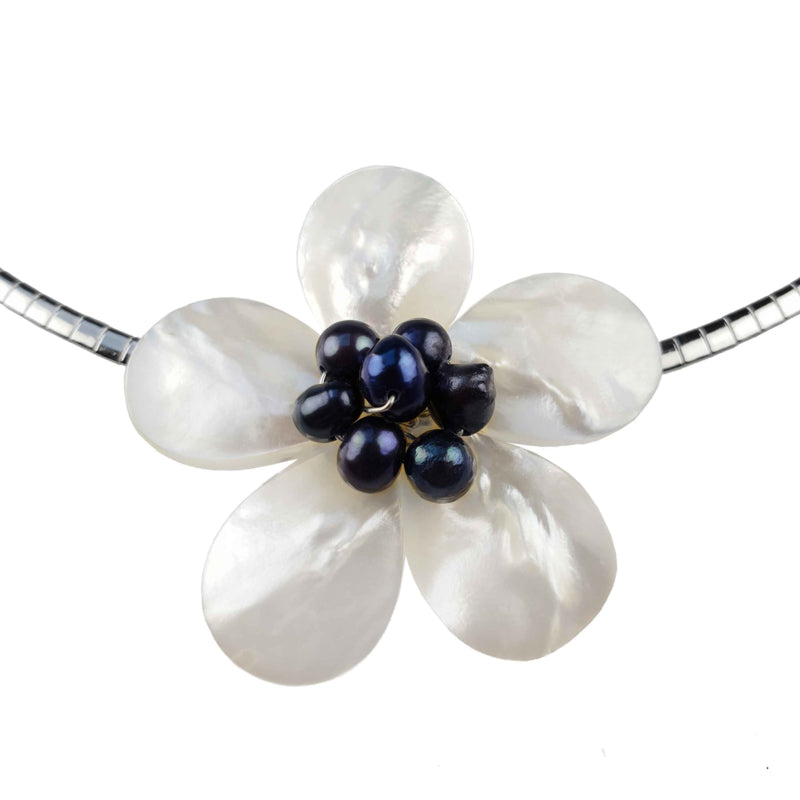 Detail van zoetwater parelketting met zwart blauwe parels, witte parelmoer in bloem vorm en zilver edelstaal | set Fleury B