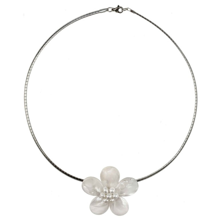 Zoetwater parelketting met witte parels, wit parelmoer in de vorm van een bloem en zilver edelstaal | Fleury W