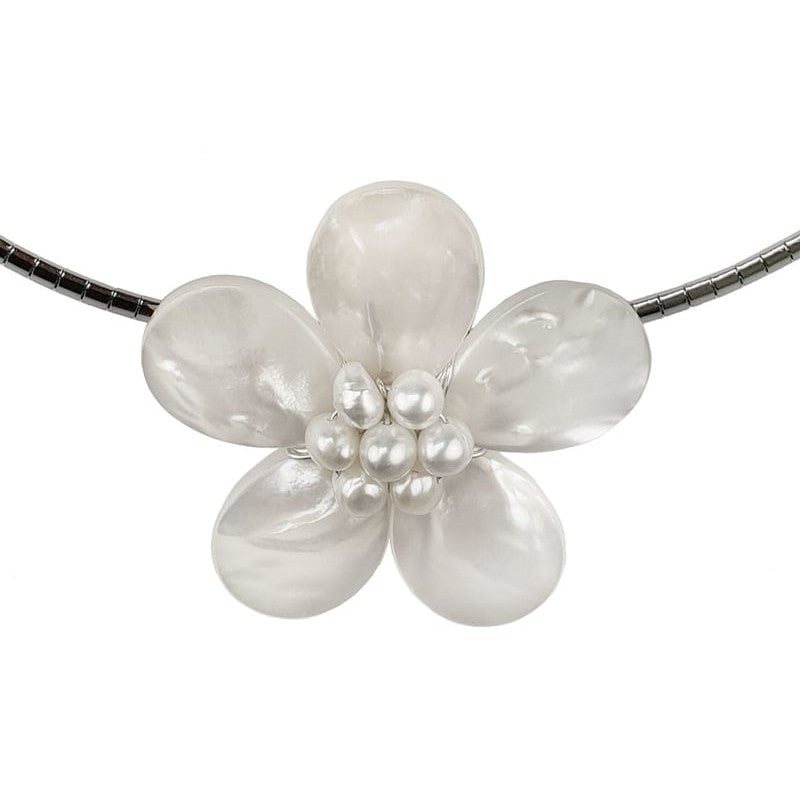 Detail van zoetwater parelketting met witte parels, wit parelmoer in de vorm van een bloem en zilver edelstaal | Fleury W