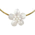 Detail van zoetwater parelketting met witte parels, wit parelmoer in de vorm van een bloem en goud edelstaal | Fleury W Gold