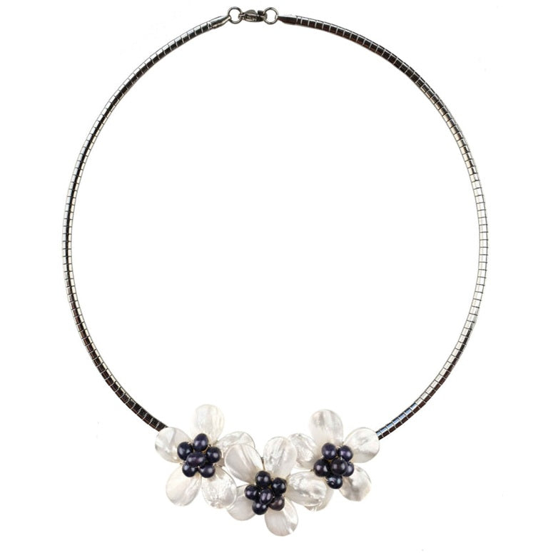 Zoetwater parelketting met blauwe parels, wit parelmoer in de vorm van een bloem en zilver edelstaal | Florien B