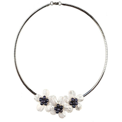 Zoetwater parelketting met blauwe parels, wit parelmoer in de vorm van een bloem en zilver edelstaal | Florien B