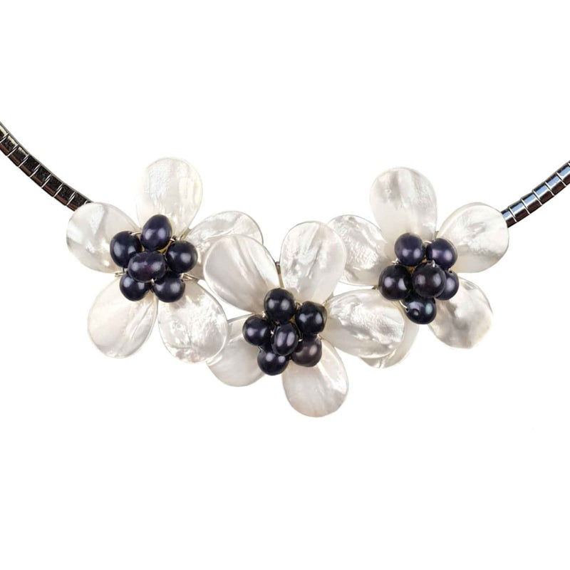 Detail van zoetwater parelketting met blauw zwarte parels en wit parelmoer in de vorm van een bloem met zilver edelstaal | set Florien B