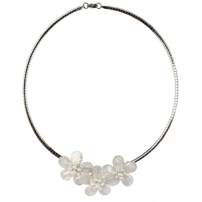 Witte zoetwater parelketting in de vorm van een bloemenhanger | Florien W