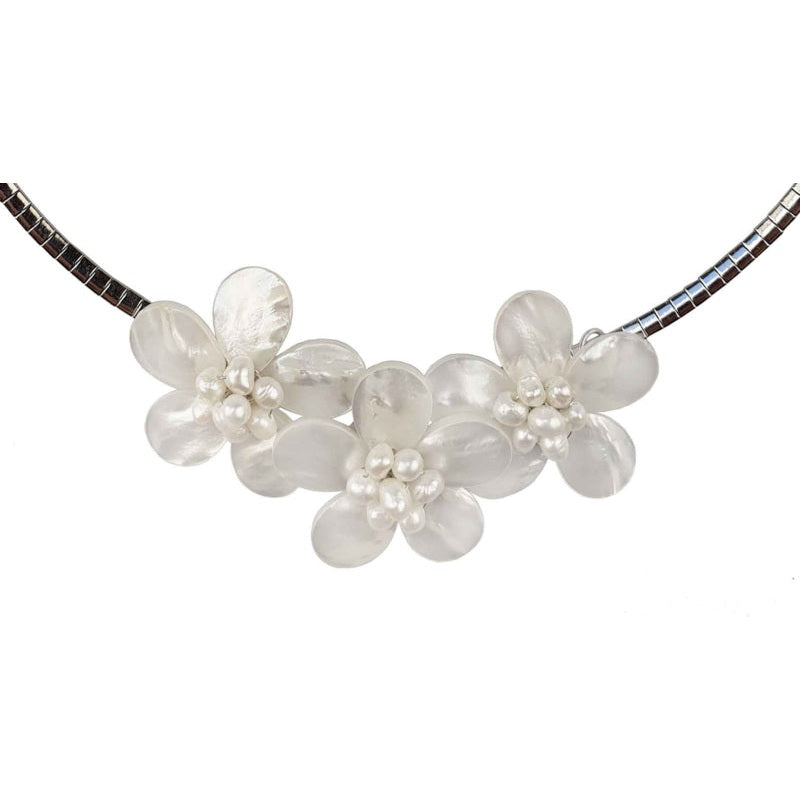 Detail van witte zoetwater parelketting in de vorm van een bloemenhanger | Florien W