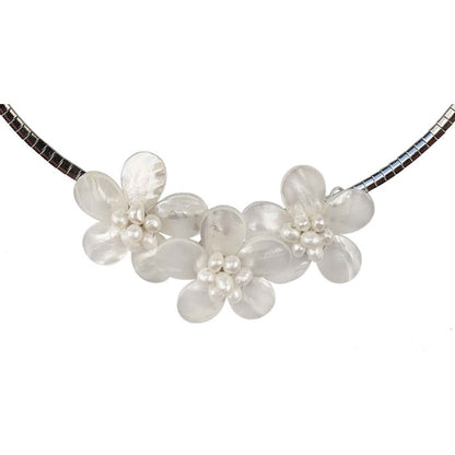 Detail van witte zoetwater parelketting in de vorm van een bloemenhanger | Florien W