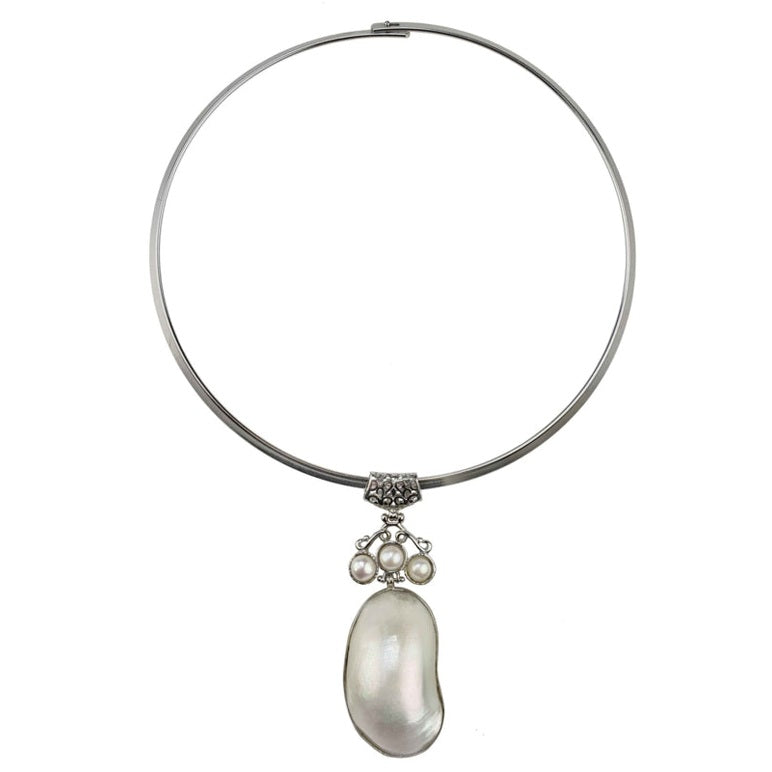 Korte zoetwater parel ketting met witte parels en witte parelmoer schelp hanger aan spang | Three Pearl Shell Long