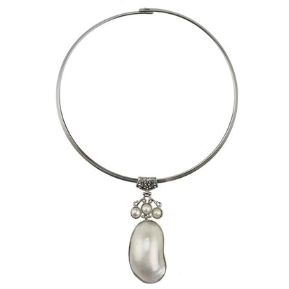 Korte zoetwater parel ketting met witte parels en witte parelmoer schelp hanger aan spang | Three Pearl Shell Long