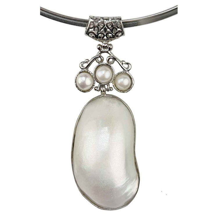 Detail van korte zoetwater parel ketting met witte parels en witte parelmoer schelp hanger aan spang | Three Pearl Shell Long