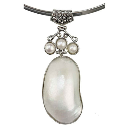 Detail van korte zoetwater parel ketting met witte parels en witte parelmoer schelp hanger aan spang | Three Pearl Shell Long