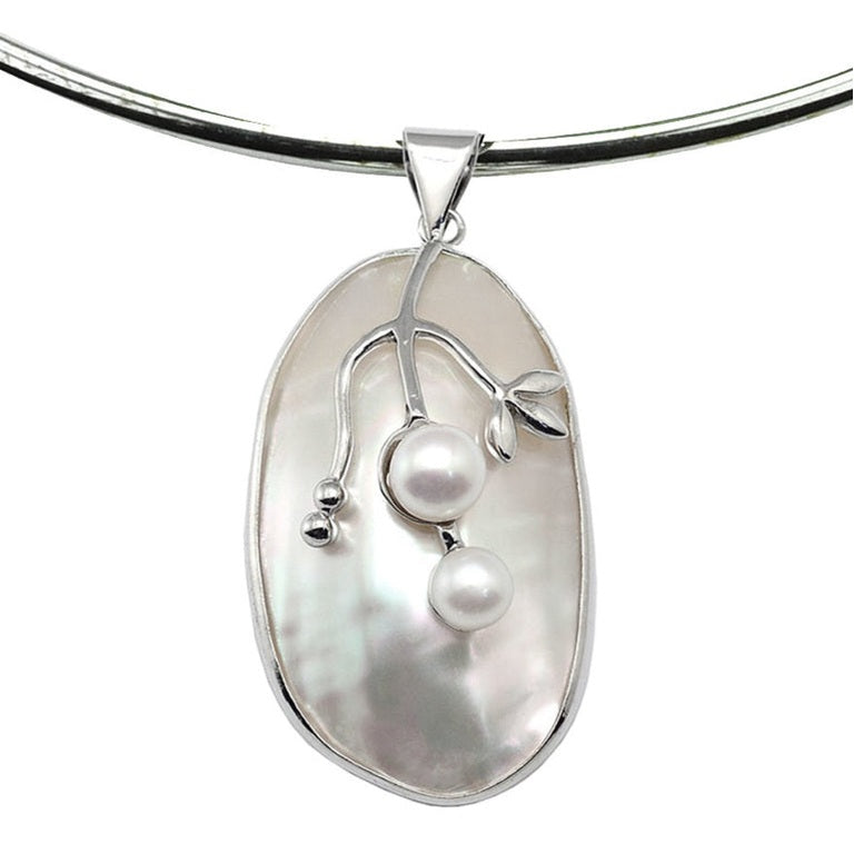 Detail van korte zoetwater parel ketting met witte parels en parelmoeren witte schelp | Shell Pearl Grape Small