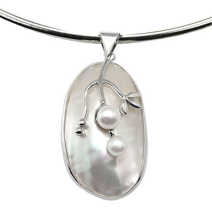 Detail van korte zoetwater parel ketting met witte parels en parelmoeren witte schelp | Shell Pearl Grape Small