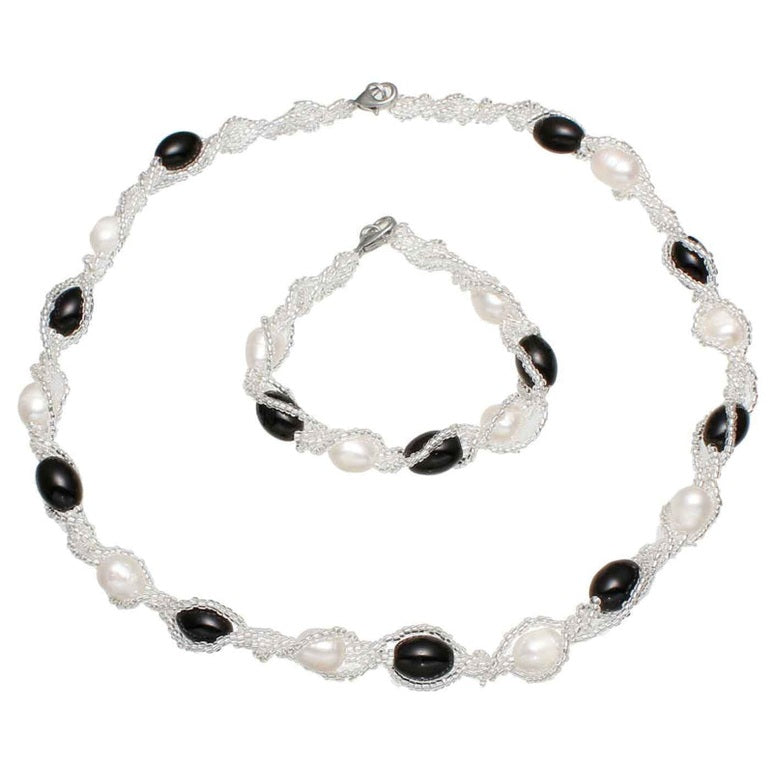 Zoetwater parel set bestaande uit een parelketting en parel armband met witte parels en zwarte glaskralen | Twine Pearl Black Glass