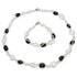 Zoetwater parel set bestaande uit een parelketting en parel armband met witte parels en zwarte glaskralen | Twine Pearl Black Glass