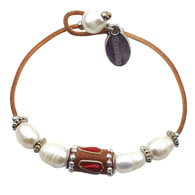 Zoetwater parel armband met witte parels en licht bruin leer | set Ibiza Red