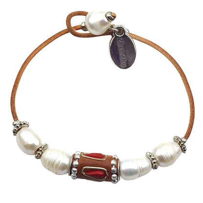 Zoetwater parel armband met witte parels en licht bruin leer | set Ibiza Red
