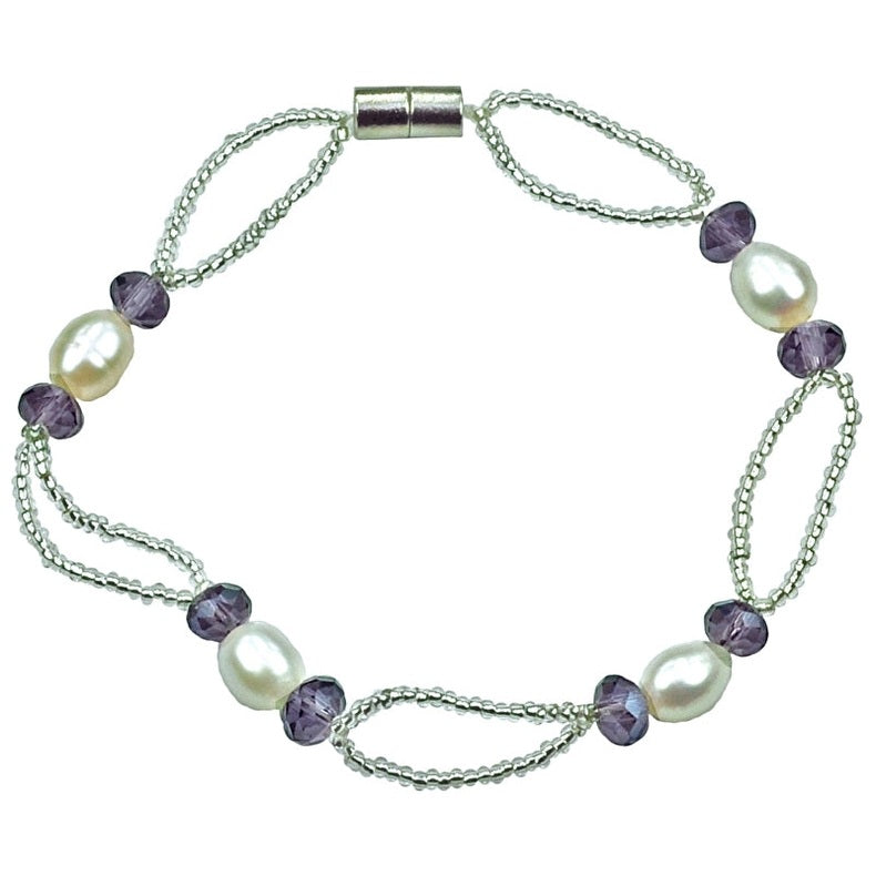 Zoetwater parel armband met witte parels, paars glaskristallen en magneetslot | Pacio