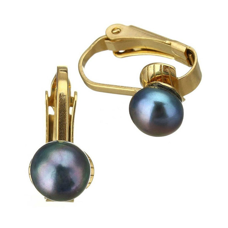 Kleine grijze zoetwater parel clips oorbellen met goud edelstaal, schuin liggend | Gold Grey Clip Pearl 6 mm