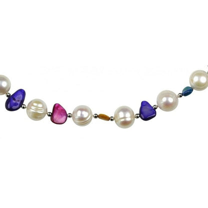 Detail van zoetwater parelketting met witte parels en gekleurd parelmoer | Big Bold Happy