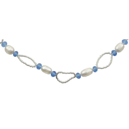 Detail van zoetwater parelketting met witte parels, blauwe glaskristallen en magneetslotje | set Blacio