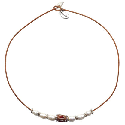 Zoetwater parelketting met witte parels en licht bruin leer | set Ibiza Red