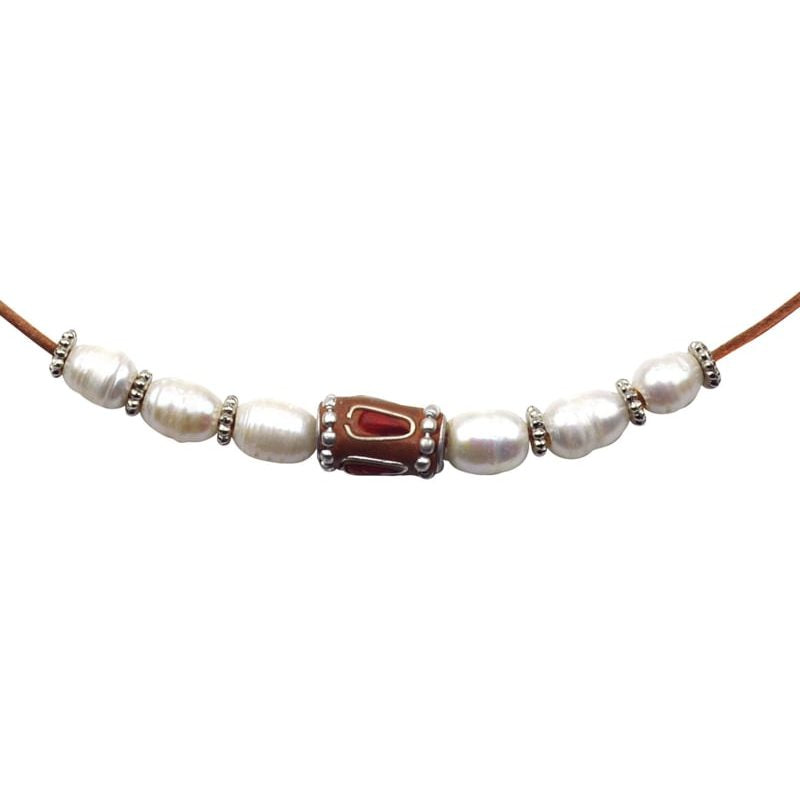 Detail van zoetwater parelketting met witte parels en licht bruin leer | set Ibiza Red