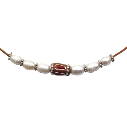Detail van zoetwater parelketting met witte parels en licht bruin leer | set Ibiza Red