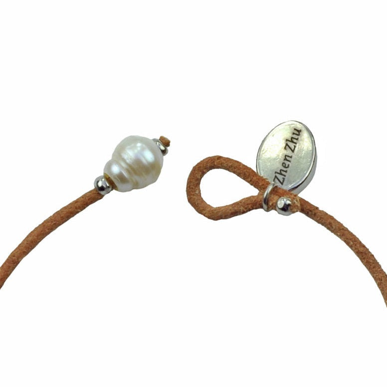 Open slotje van zoetwater parelketting met witte parels en licht bruin leer | set Ibiza Red