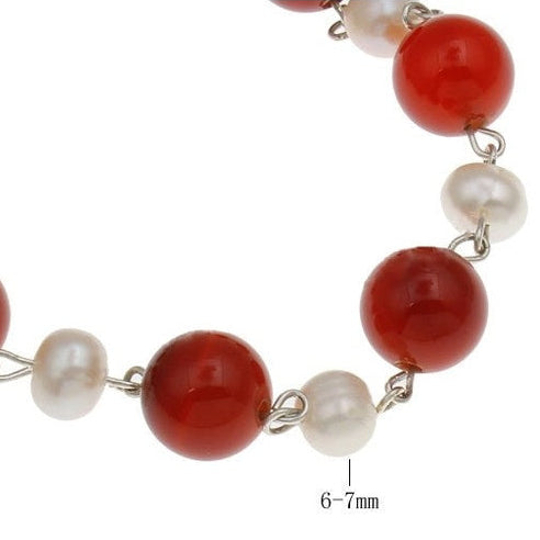 Detail van zoetwater parel armband met witte parels, rode agaat en magneetslotje met maat indicatie | Pearl Red Agate Ball
