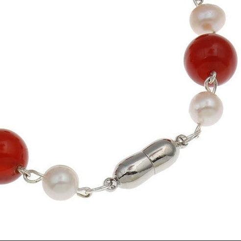 Slotje van zoetwater parel armband met witte parels, rode agaat en magneetslotje | Pearl Red Agate Ball
