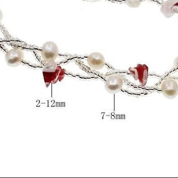 Detail van zoetwater parelketting met witte parels, rode agaat en magneetslotje, maat indicatie | Twine Pearl Red Agate