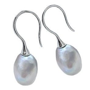 Zoetwater parel oorbellen met licht grijze barok parels en zilver schuin liggend | Mayla Grey