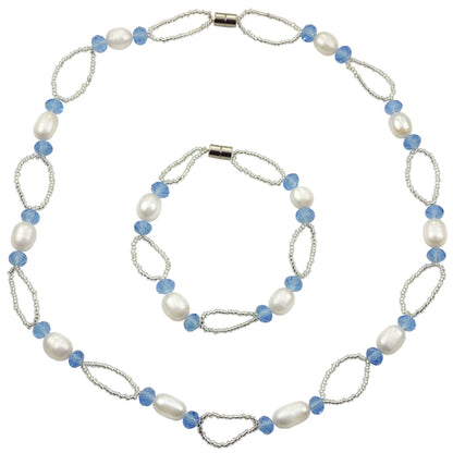 Zoetwater parel set bestande uit een parelketting en parel armband met witte parels, blauwe glaskristallen en magneetslotje | set Blacio