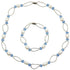 Zoetwater parel set bestande uit een parelketting en parel armband met witte parels, blauwe glaskristallen en magneetslotje | set Blacio