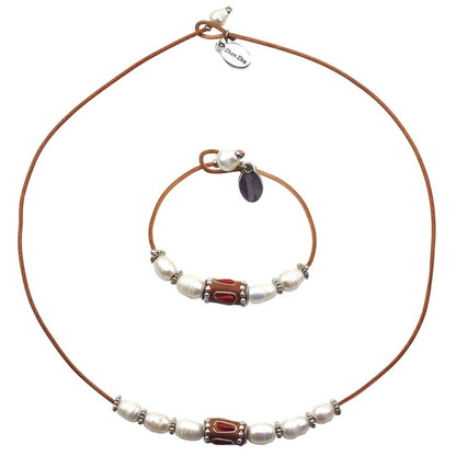 Zoetwater parel set bestaande uit een parelketting en parel armband met witte parels en licht bruin leer | set Ibiza Red