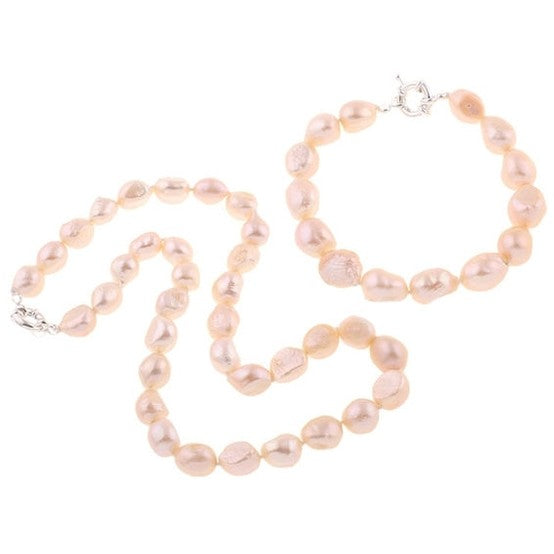 Handgeknoopte zalm kleurige zoetwater parel set bestaande uit een zalm kleurige parelketting en parel armband | set Zola Two