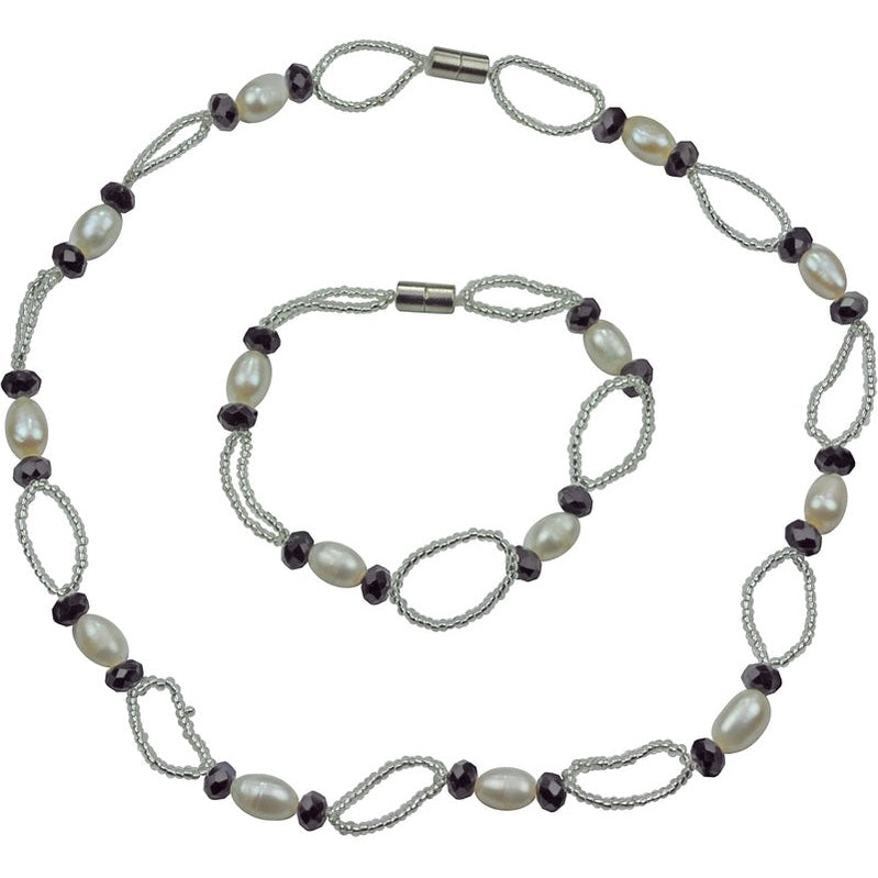 Zoetwater parel set bestaande uit parelketting en parel armband met witte parels, zwarte glaskristallen en magneetslot | set Zwicio