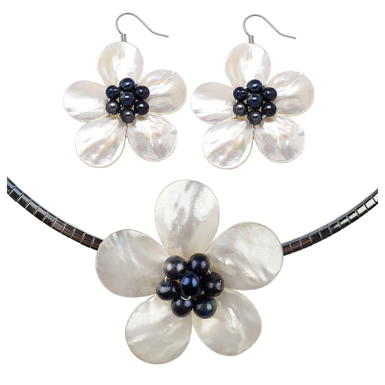 Detail van zoetwater parel set bestaande uit een parelketting en parel oorbellen met zwart blauwe parels, witte parelmoer in bloem vorm en zilver edelstaal | set Fleury B