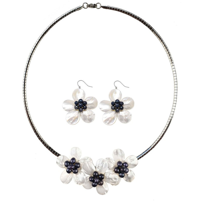 Zoetwater parel set bestaande uit een parelketting en parel oorbellen met blauw zwarte parels en wit parelmoer in de vorm van een bloem met zilver edelstaal | set Florien B