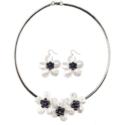 Zoetwater parel set bestaande uit een parelketting en parel oorbellen met blauw zwarte parels en wit parelmoer in de vorm van een bloem met zilver edelstaal | set Florien B